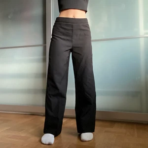 BikBok kostymbyxor  - säljer dessa trendiga kostymbyxor från bikbok, dom e i strl xs o skulle säga att dom även passar nån som har strl s. när jag köpte dom var dom för långa på mig så dom e uppsydda en bit men de enkelt att sprätta upp om de skulle önskas.