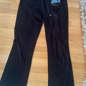 Juicy couture  - Säljer dessa svarta Juicy couture byxorna i strl S för 500kr💕 köparen står för frakt!