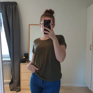 Grön t-shirt i mjukt material - Använd fåtal gånger. M men passar även S och L bra