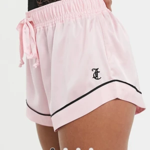 Rosa Juicy couture shorts  - Jättefina shorts från juicy. Första 2 bilderna är lånade . Lite lite mörkade i verkligheten som ni ser på min bild men samma passform o material. Köpte för 459 kr på asos. Säljer för 215 kr ink frakt .