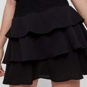 Jätte snygg svart volang kjol. Det är tre volanger och sitter jätte snyggt. Den är knappt andvänd💕💕