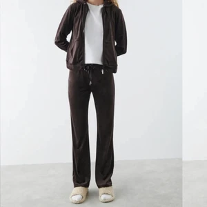 mjukisset gina  - säljer nu hela mitt mjukisset från gina! det är i en superfin brun färg och använd fåtal gånger! byxor - S tröja - XS nypris - 478 kr  bara att skriva om ni undrar nått 🤎