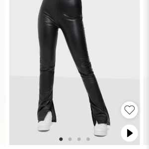 Nelly skinnbyxor  - Skinnbyxor köpta från Nelly nån månad sen. Jätte stretchiga är vanligtvis en S men tog Xs i denna. Jätte sköna och låter inte som många skinnbyxor gör. Köparen står för frakten. Dessa köpte jag för 549kr och säljer för 350