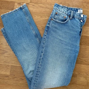 Zara jeans  - Säljer mina favorit byxor från Zara! Mid rise straight storlek 36! Säljes pga blivit för små, längden passar perfekt på mig som är 165cm. Men det har blivit lite slitningar längst ner, på bild 3 ser ni på ett ungefär hur byxorna sitter på! 150kr exklusive frakt!🤍