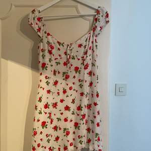 Blommig kort klänning från zara 
