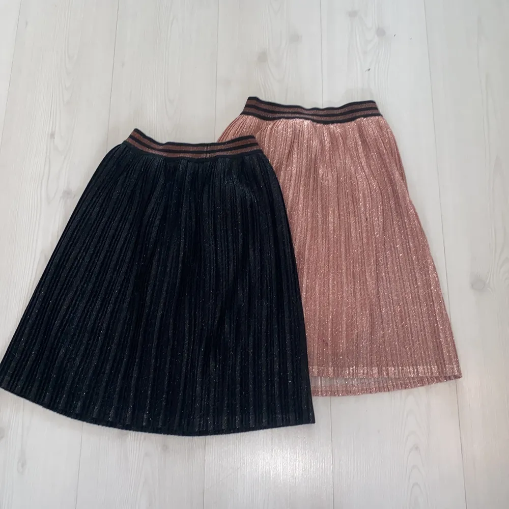 Petit 2 pack kjol färg rosa och svart glittrig storlek 8 år cm 128 1 år gammal . Kjolar.