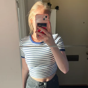 Randig T-shirt  - Så fin randig kort, T-shirt från zara i st S. Använd en gång, så inga defekter. 