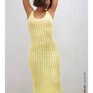 Zara klänning - Säljer min superfina klänning från Zara. Det är en ljusgul midi klänning i stickat/virkat material. Den är helt oanvänd och perfekt nu till våren/sommarn. Säljer den då jag inte fått någon användning för den. Klänning är i storlek S men materialet är väldigt stretchigt. Priset inkluderar frakt kostnader.