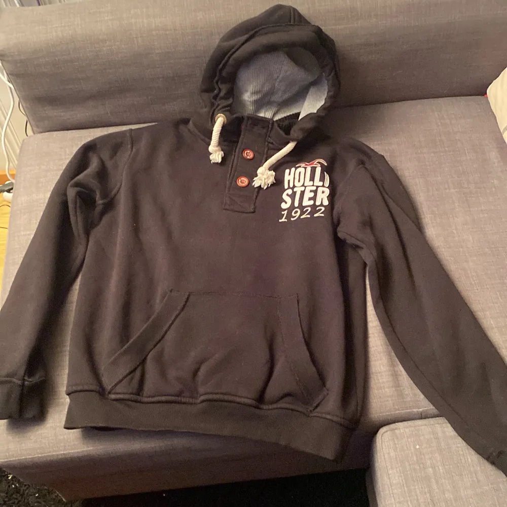 Säljer min svarta Hollister hoodie då den inte används, storlek xl.. Hoodies.