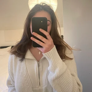 Zip up tröja - Stickad tröja med half-zip dragkedja 🤗 Fint skick & sparsamt använd. Storlek S men passar även M. Hör av dig vid funderingar 💕 Nypris 399kr på carlings ✨