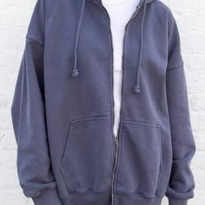 Zip hoodie från brandy Melville! Storleken är one size och sitter snyggt på mig oversize som bär xs/s (tredje bilden). Köp direkt för 300kr. 