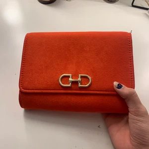 Väska  - Superfin röd väska från hm, aldrig använd🤍 köparen står för frakten