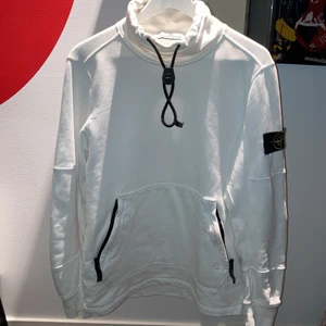 ÄKTA STONE ISLAND HOODIE POLO - Använd ca 5 gånger. Nypris 2990kr köpt på ”Mytheresa” för ca 2 år sedan, mitt pris 1200kr (pris kan diskuteras!) storlek S