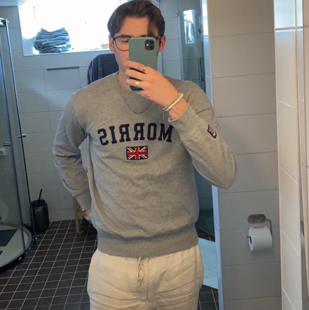 Sommarfräsch sweatshirt från Morris i storlek M.                     Är 1.90 lång och passformen relativt lös, lite för tajt min för min smak, se bild.                                                               Tröjan är knappt använd.                                                    Tveka inte att skriva om du har några funderingar!            Frakt tillkommer!🚗. Tröjor & Koftor.