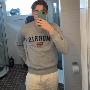 Sweatshirt från Morris - Sommarfräsch sweatshirt från Morris i storlek M.                     Är 1.90 lång och passformen relativt lös, lite för tajt min för min smak, se bild.                                                               Tröjan är knappt använd.                                                    Tveka inte att skriva om du har några funderingar!            Frakt tillkommer!🚗