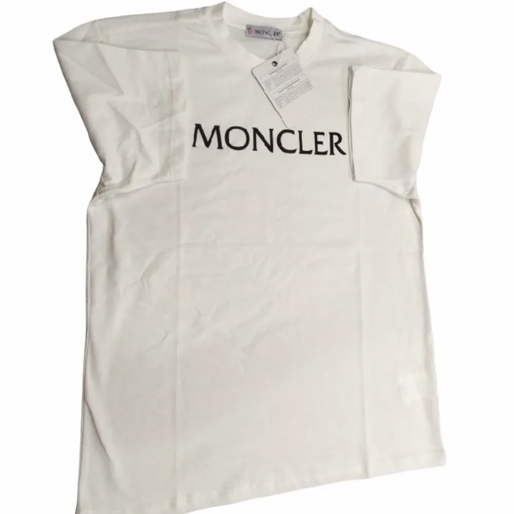 Oanvänd moncler t-shirt med tags och dust bag. T-shirts.