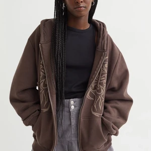 Minga london fairy wings luvtröja - Tyvärr säljer jag denna helt nya supersköna, trendiga oversized luvtröjan med fjärilsvingar på båda sidorna från Minga London. Den sitter så himla fint, precis den där baggy looken som man letar efter när det ska vara oversized. Den är endast provad men sorgligt nog inte min vibe... Den är helt slut på H&Ms hemsida, så jag köpte den på Mingas egna hemsida. Nypris är 700 kr, jag tar bud från 550! 💕💜