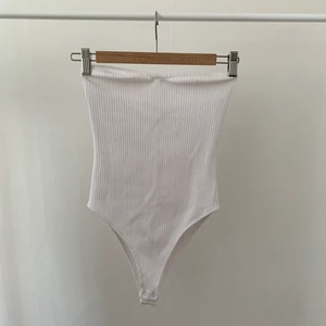 Bodysuit  - Vit body ifrån Zara, 50kr 🤍
