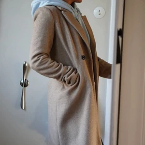 Beige kappa - Beige kappa från Vero Moda, använd 1 gång 🌸 400kr, nypris 999kr! Storlek XS, men är mer som en S! 