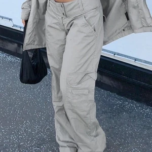 Cargo Byxor - (lånad bild) Svin snygga cargo byxor. Tyvärr lite för korta för mig. Skulle säga att dom är perfekta för någon som är runt 168-173 ungefär. Stolek S! 