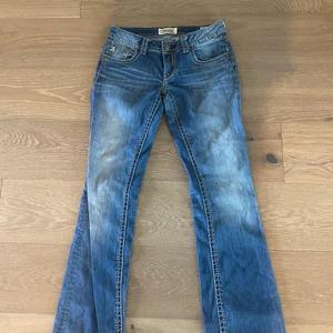 lågmidjade jeans - ❗️ SKULLE FÖRSÖKA BYTA SÅ DET ÄR FAST PRIS PÅ 500KR MEN NU STÅR DET BARA ATT DEN AVSLUTADES❗️ skit kattiga lågmidjade jeans med tryck på fickorna! köpta i usa! tkr dome as snygga och tkr om dom väldigt mke!  KOM PRIVAT FÖR BILDER PÅ!! DOM SITTER AS KATTIGT