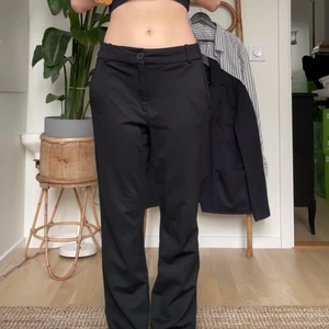 Lågmidjade kostymbyxor  - Dessa är trendiga och snygga! Sitter lågt på midjan, och är en rak modell. Jag är 155cm lång och brukar bära XS