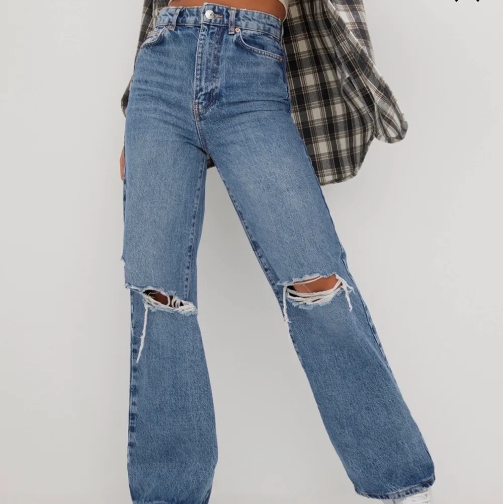 Säljer mina jeans från Gina tricote i modellen Idun wide jeans då de blivit för små. De är i använt men bra skick.. Jeans & Byxor.