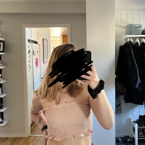 Rosa tubtopp  - En superfin ljusrosa tubtopp som är köpt på Nelly.com. Storlek M men passar även S och L då den är stretchig! Har inga defekter då den är snålt använd. Priset kan diskuteras! Köparen står för frakt eller mötas i Uppsala!❣️