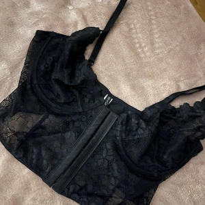 Bh - Fin bh från Nelly.com! Aldrig använd! Storlek 75C! Priset kan diskuteras! Köparen står för frakten eller mötas i Uppsala❣️