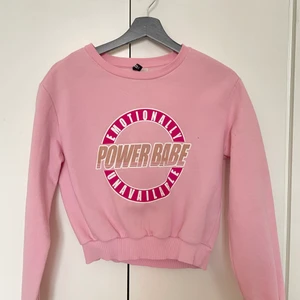 crop crewneck - Säljer den här sköna tröjan för 50kr!