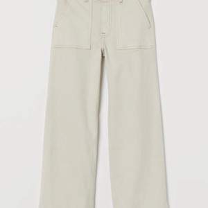 Ankellånga jeans i stretchig, tvättad denim från H&M. Hög midja och vida, raka ben. Ljusare beige färg. Nypris: 249 kr. Knappt använda. 