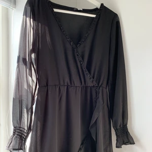 Svart klänning  - Säljer denna fina klänningen från hm, stl 38. Använd några gånger men i fint skick. Vid behov av fler bilder är det bara att skriva💜 (köparen står för frakten på 66kr)