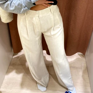 Linnebyxor  - Gjorde tidigare en intressekoll, men nu har jag bestämt mig för att sälja mina långa linnebyxor köpta från Gina Tricot förra våren!💗 är 178 lång och byxorna går ner till golvet för mig! Tunt och härligt material, storlek 38! (Vid köp kan jag mötas upp eller så står köparen för frakt) 