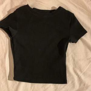 Jag säljer en fin svart ribbad t-shirt från newyorker❤️Säljer för jag har 2 likadana t-shirts❤️❗️har rea köp 1 få 2 grejer som är i cirka samma budget❗️