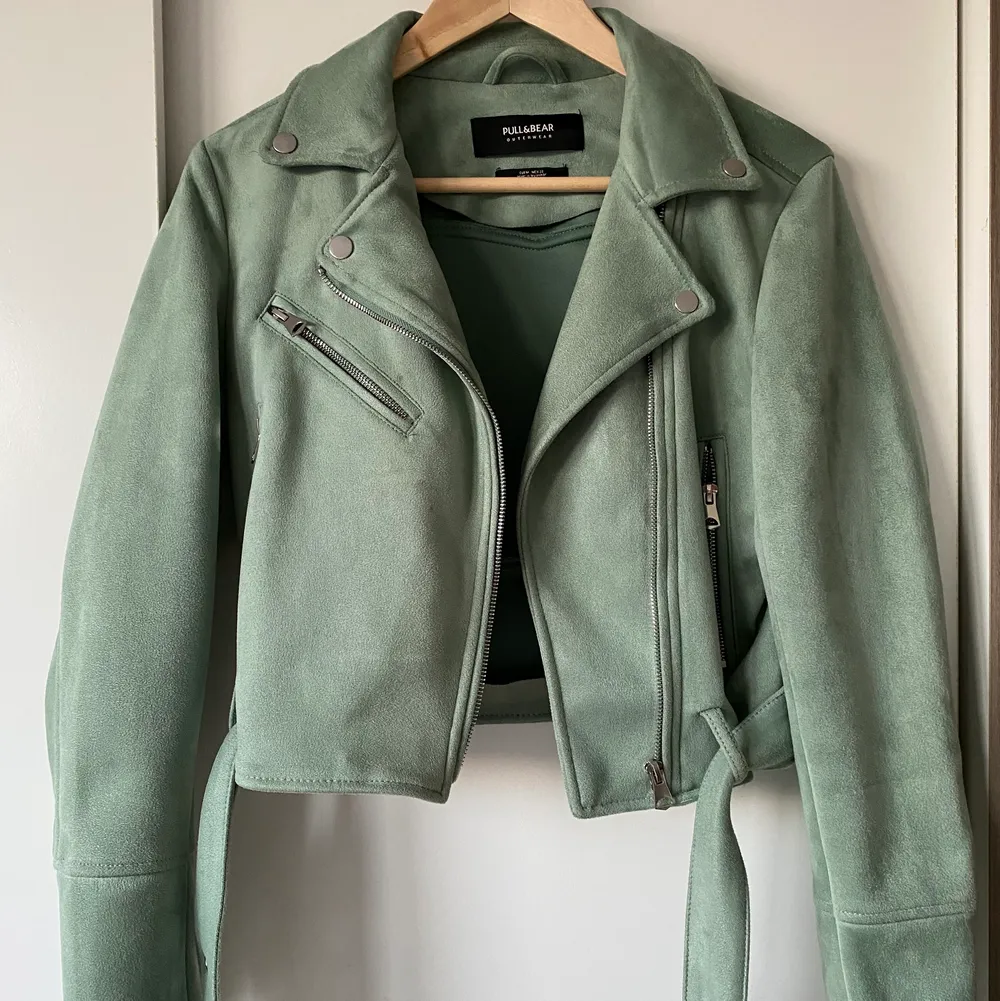 Grön jacka i mocka material , st M från pull & bear . Jackor.