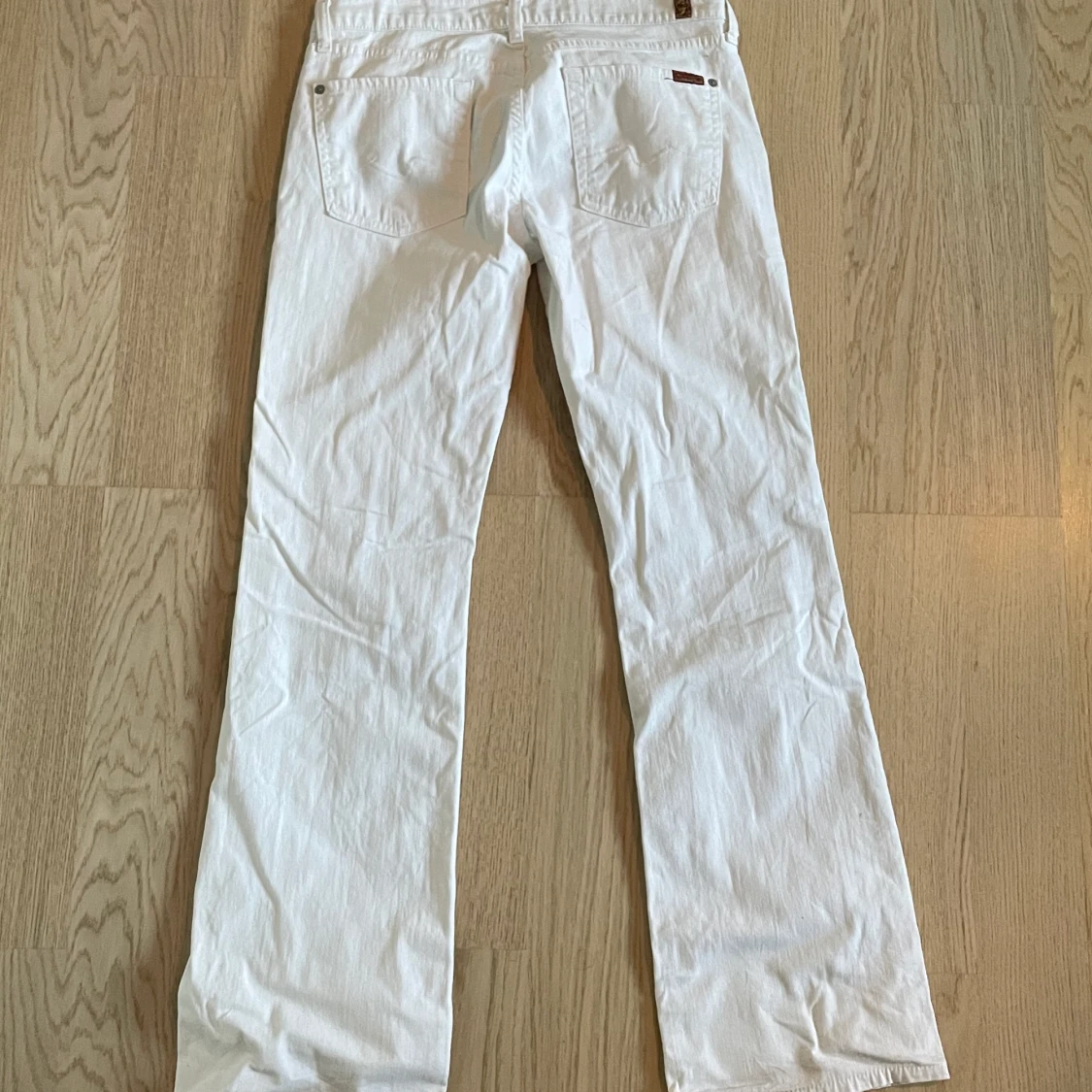 vita lågmidjade jeans  - 90