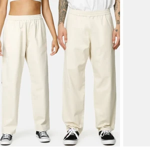 SWEET SKTBS byxor - Oanvända byxor ifrån SWEET SKTBS, köpta från Junkyard.                                                                             Jätte snygga, men kommer tyvär inte till användning. Jag är 165cm och dom går just över skorna på mig. Dom är i strl Xs men jag har S/M i byxstorlek och dessa sitter ändå lite oversized.