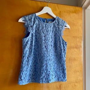 Ljusblå spetstopp - Ljusblå spetstopp från Holly & White /Lindex. Använd ett fåtal gånger. Fin till sommaren 💙