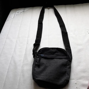 Inside - Inside beckna väska (äkta) fint skick. Justerbar. Kom privat för mer info