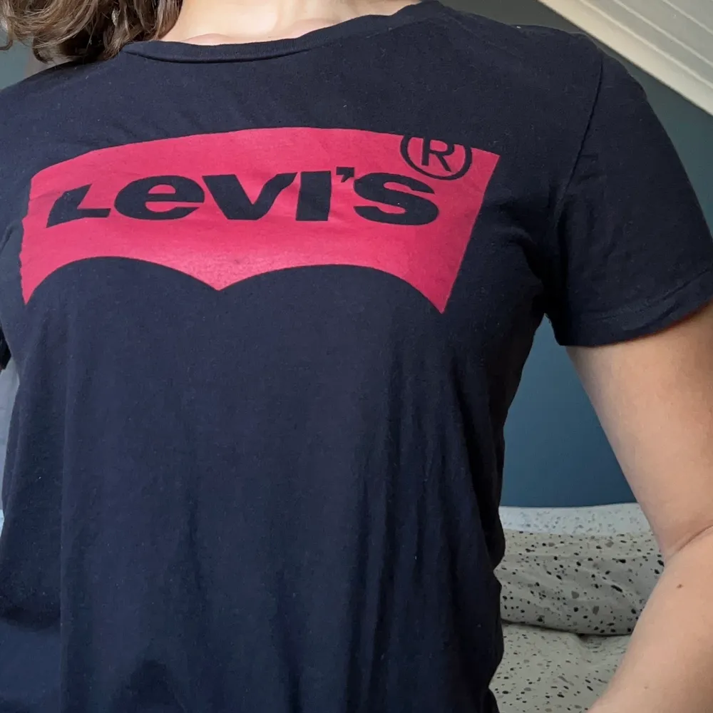 Denna stiliga Levis t-shirt i storlek S säljes för 80kr + frakt. T-shirten är i mycket gott skick och passar till det mesta🌟🤟🏼. T-shirts.