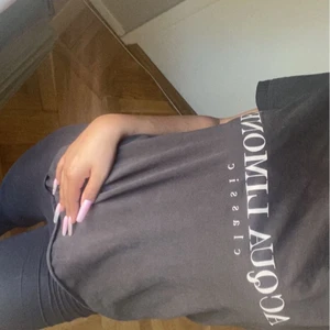 T shirt  -  En svart Acualimone t-shirt i s. Kom privat för fler frågor🤍