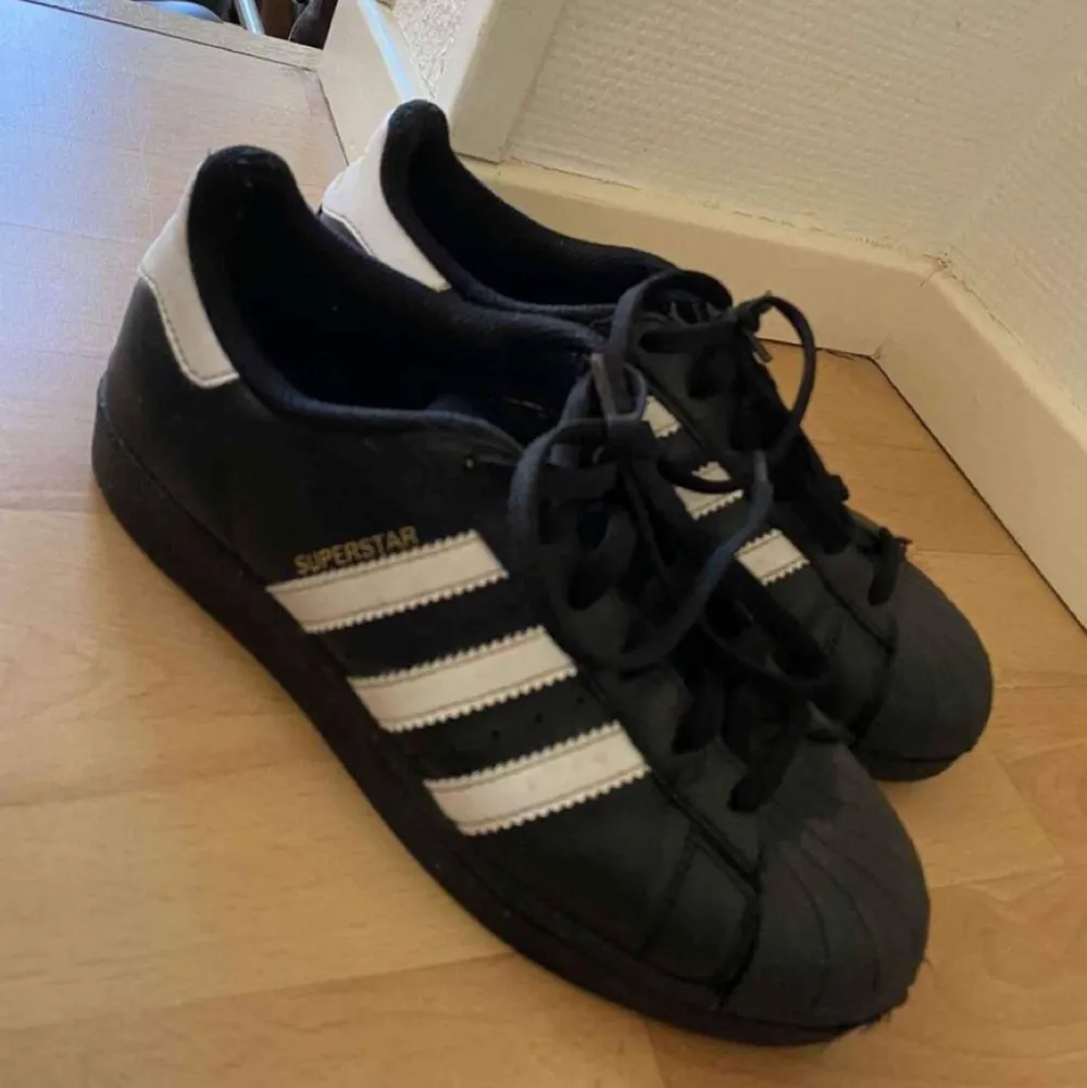 Adidas skor, storlek 36-37 inte mycket använda. Pris kan diskuteras. Skor.