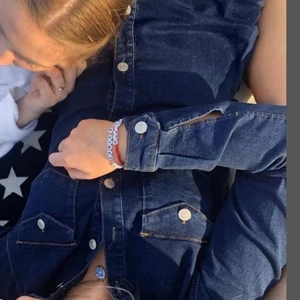 Jeansklänning - Jeansklänning från zara i super skönt stretchigt material. Storlek L, passar bra som M. Framhäver verkligen figuren 😻