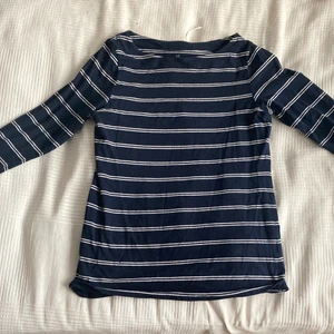 Randig trekvarts-arms tröja - Super mjuk och bekväm tröja! Fin relaxed passform och lite båt känsla! Den är lite längre och går över höfterna ungefär. Fin till en härlig sommarkväll:D