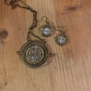 Tidvändare-smycken - Halsbandet har detaljer som ingraverad text på kanten, den är funktionell (den kan snurra), och innehåller riktig sand. Örhängena går inte att röra på. Båda är knappt använda. Jag tänker att man antingen kan köpa båda för 170kr, örhängena(själva) för 75kr, halsbandet(själv) för 120kr. Halsbandet köpte jag för 250kr och örhängena för 100kr:)   