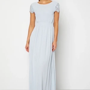 Suuuperfin balklänning! - Köpte till ett bröllop i våras, men valde en annan istället och nu har returtiden gått ut. Helt oanvänd med prislappen kvar! Endast provad 🥰  bilden är från hemsidan men kan såklart skicka hur den ser ut i verkligheten! köparen står för frakt ❤️