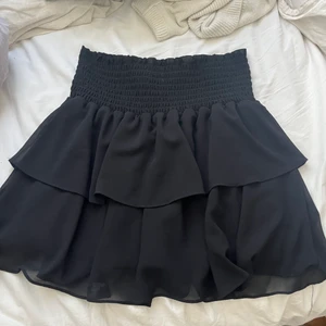 VOLANGKJOL - Snygg svart kjol från chelsea som inte kommer till användning tyvärr🤍🤍 köpt på Zalando för 449 kr och säljer för 270 kr🤍🤍 är i storlek M men funkar lika bra på S 