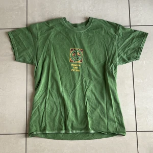 Grön t-shirt UO - Grön t-shirt med tryck från Urban Outfitters! Stl S. Bra skick!