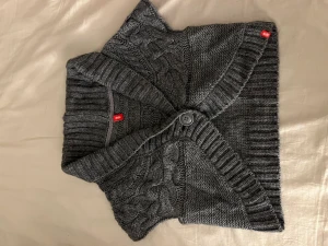 Söt väst - En gullig stickad väst i strl L, passar även S och M. 