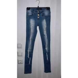 SkinnyJeans - Skinny Jeans från Koucla i storlek XS/34. Fint skick, fattas bara några stenar men inget man tänker på, och mitten knappen är utbytt.